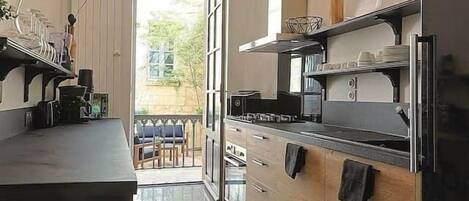 Kjøleskap, mikrobølgeovn, ovn og kokeplater