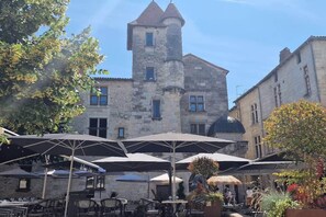 Outdoor dining - The Duplex de l'Isle apartment in the historic center (Périgueux)