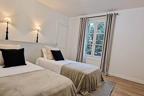 3 عدّة غرف نوم ومكواة/لوح كي وواي فاي وملاءات أسرّة