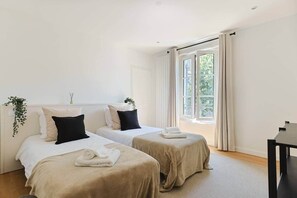 3 habitaciones, tabla de planchar con plancha, wifi y ropa de cama 