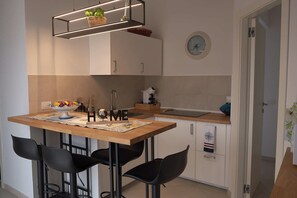 Kühlschrank, Mikrowelle, Herdplatte, Geschirrspüler