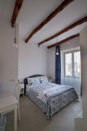 2 bedrooms, desk, iron/ironing board, WiFi