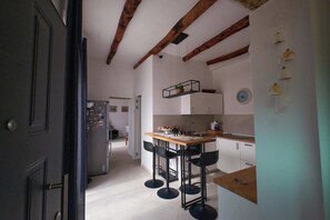 Kühlschrank, Mikrowelle, Herdplatte, Geschirrspüler