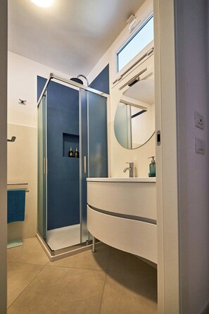 Dusche, Haartrockner, Bidet, Handtücher