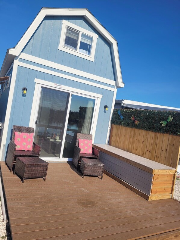 Terrace/patio - Cozy studio in serene Ruskin with AC and WiFi (Ruskin)