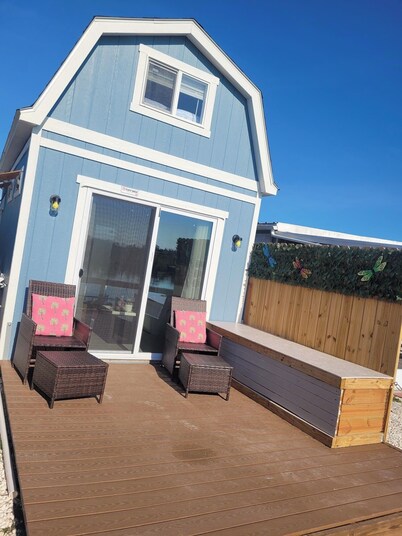 Cozy studio in serene Ruskin with AC and WiFi