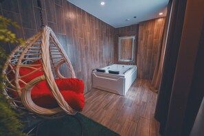 Chambre Double, bain à remous | Salle de bain | Douche, chaussons, serviettes fournies, savon