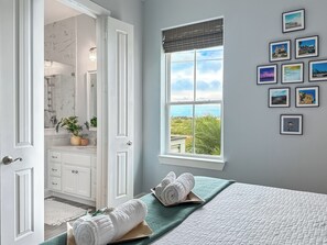 4 habitaciones, escritorio y tabla de planchar con plancha 
