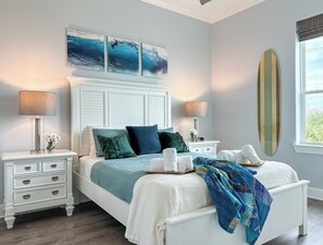 4 soverom, skrivebord, strykejern/-brett og reiseseng for barn