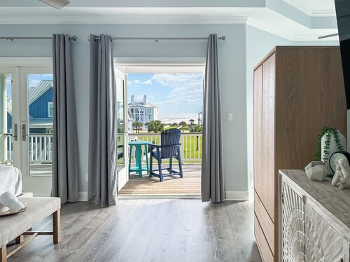 Beach views, hot tub w/ elevator golf cart.