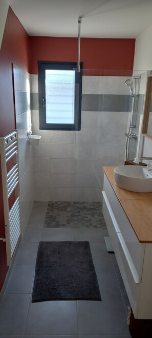 Shower, towels, toilet paper - Seasonal rental with swimming pool - Garden- 6 people - Sommières (30250) (Sommières)