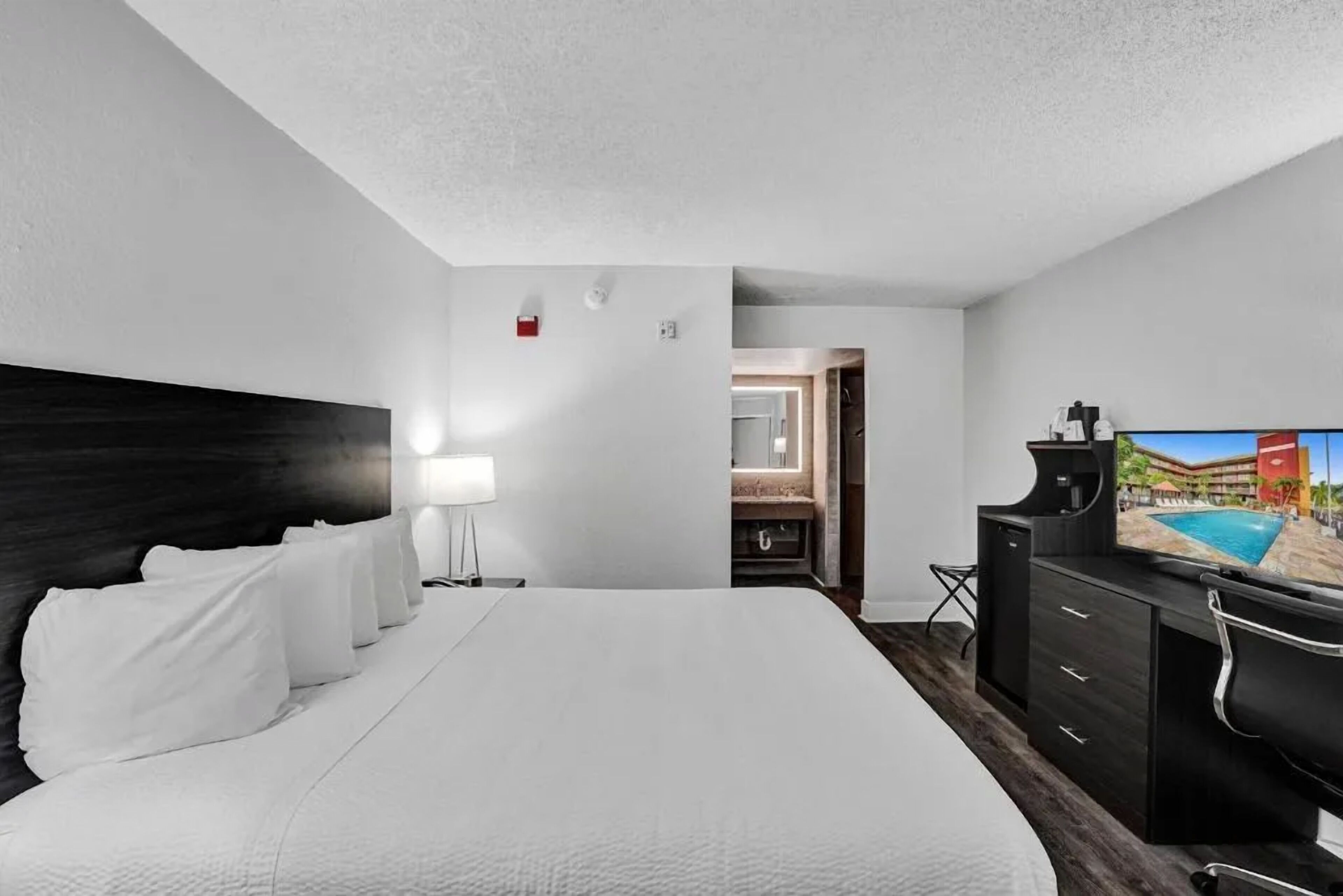 Spacious Room, Weekend Escape! Steps Away From Hollywood Boardwalk + Breakfast! - Hollywood, FL