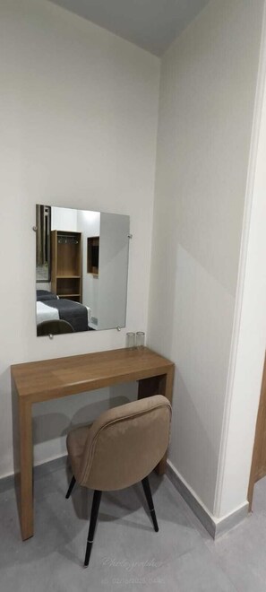 Habitación Deluxe con 2 camas individuales, 2 camas individuales | Área de sala de estar | Televisión LED, chimenea, piso con calefacción y oficina 