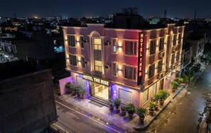 Front of property - Hotel The Rise (New Delhi)