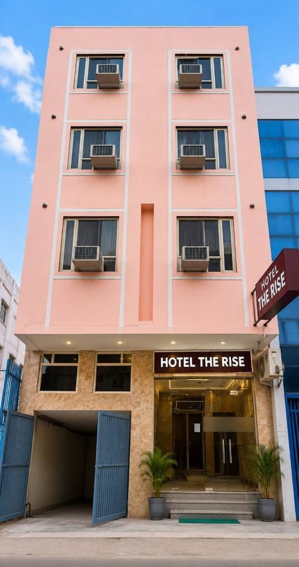 Hotel The Rise - Delhi