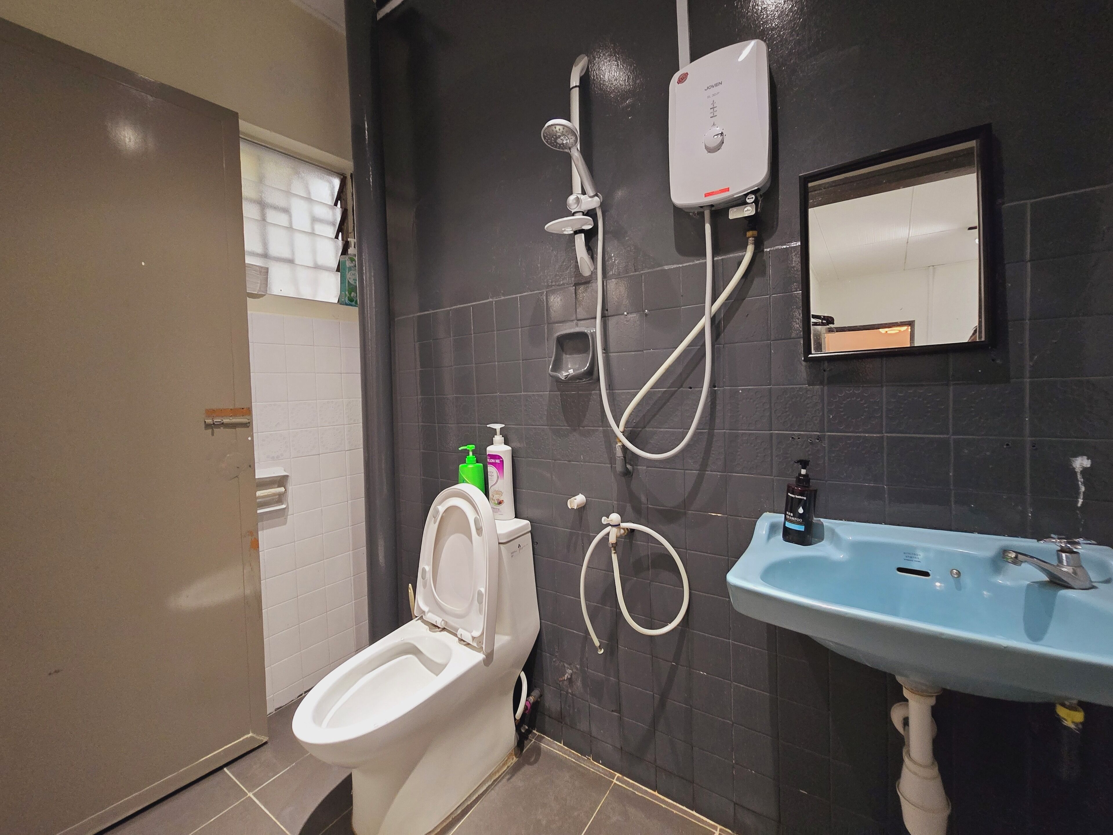 Douche, sèche-cheveux, bidet, serviettes fournies