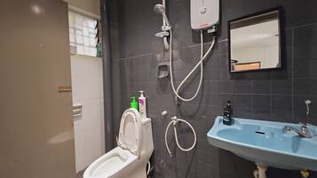 Douche, sèche-cheveux, bidet, serviettes fournies