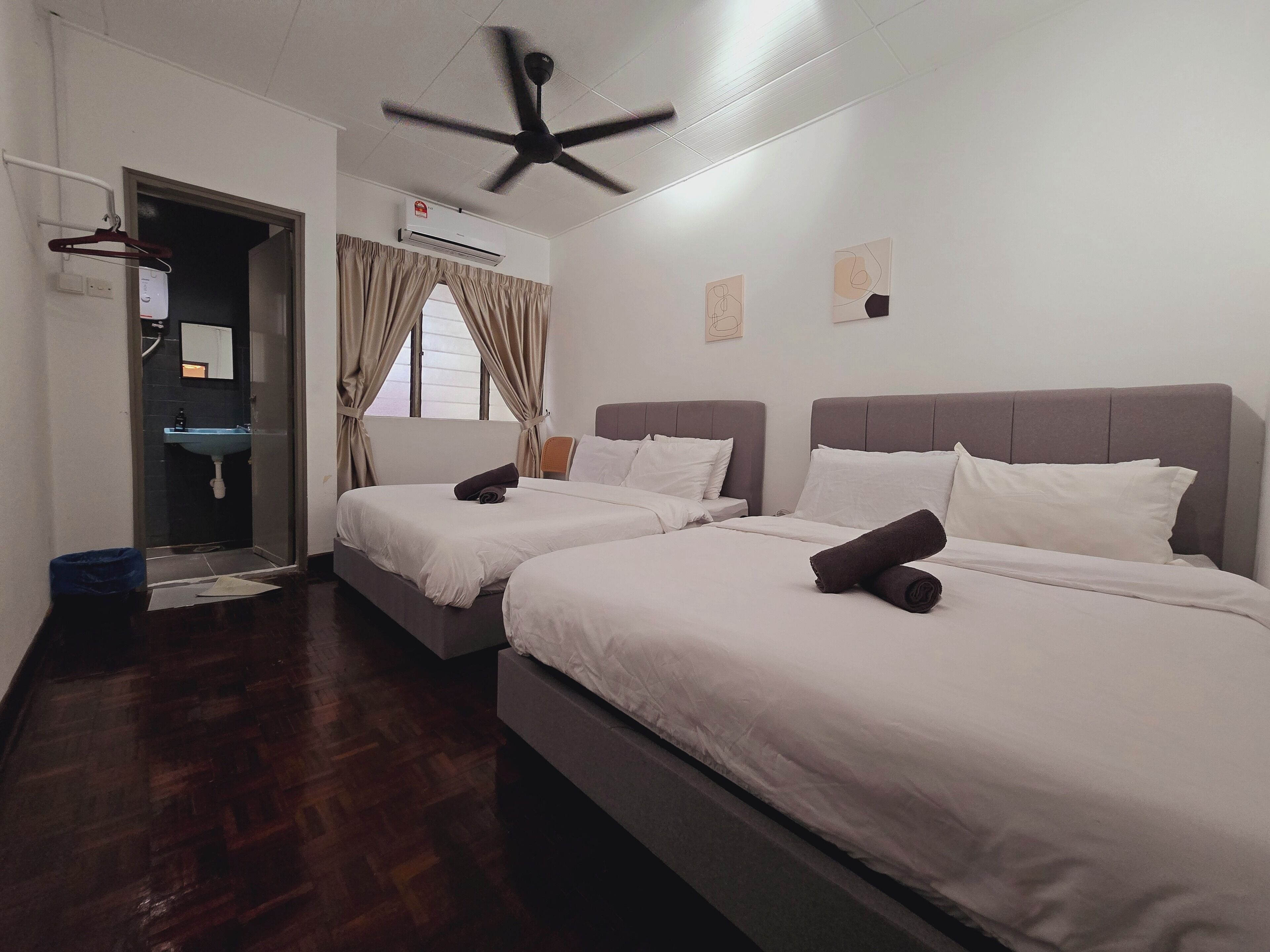 4 bedrooms, iron/ironing board, WiFi, bed sheets