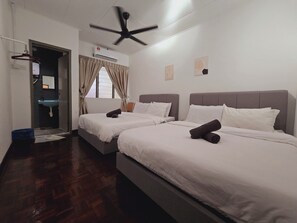 4 bedrooms, iron/ironing board, WiFi, bed sheets