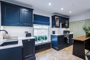 冷蔵庫、電子レンジ、オーブン、食器洗い機