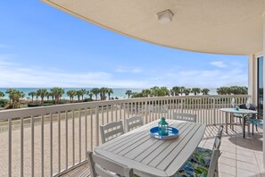 Outdoor dining - Large Beachfront Balcony, 2 Suites, Lagoon Pool (Destin)