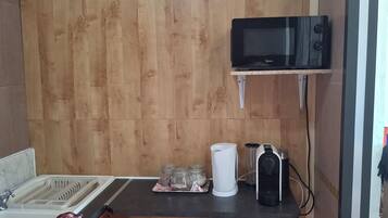 Microondas, horno, placa de cocina y utensilios de cocina