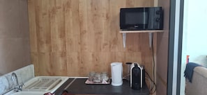 Mikroaaltouuni, uuni, liesi, keittoastiat/astiat/ruokailuvälineet