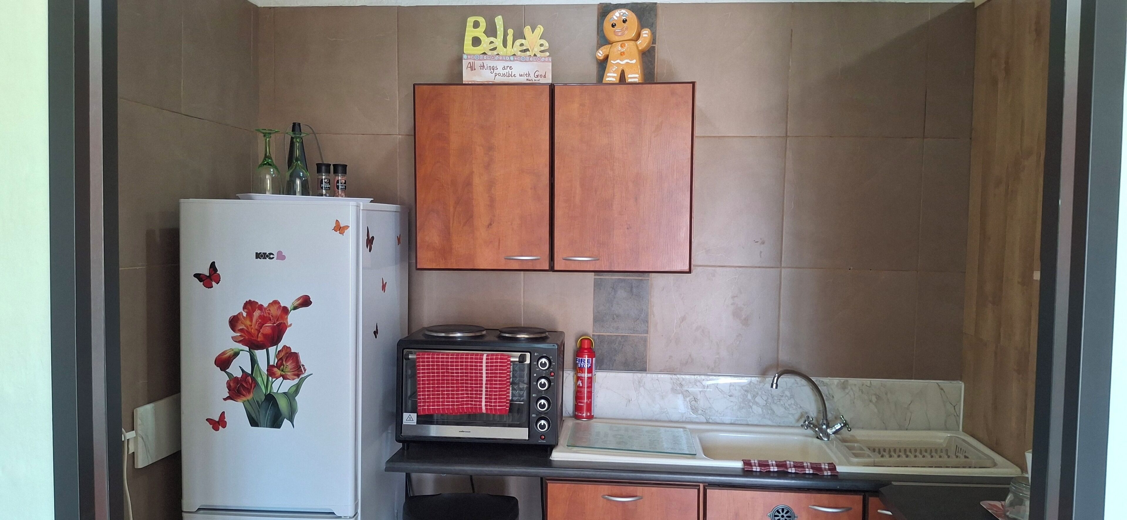 Microondas, horno, parrilla de estufa y utensilios de cocina 