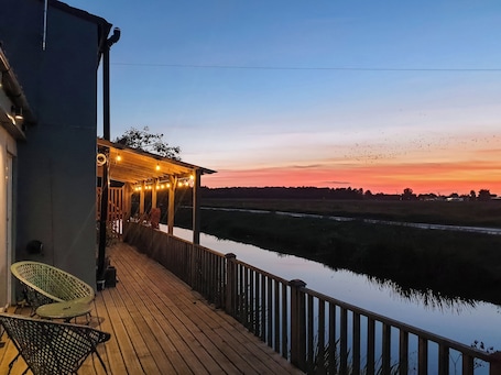 Terraza o patio. A charming riverside cottage in Upwell, accommodating up to 7 guests.