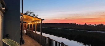 A charming riverside cottage in Upwell, accommodating up to 7 guests.