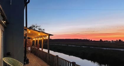 A charming riverside cottage in Upwell, accommodating up to 7 guests.