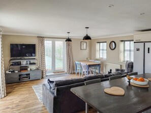 TV, fireplace