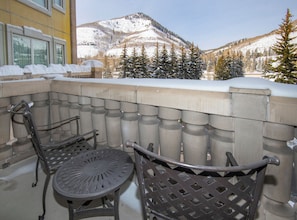 A balcony with a view of snow-covered mountains and evergreen trees. - Elegant Modern Residence! Ritz Carlton Vail. Pool, Hot Tub, Short Walk to Slopes (Vail)