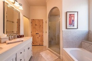 Douche, baignoire Ă jets, sĂšche-cheveux, serviettes fournies
