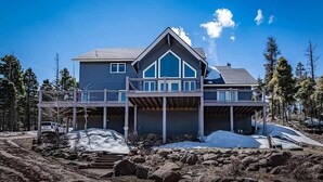 Une maison à deux étages avec un balcon, un garage et une allée.