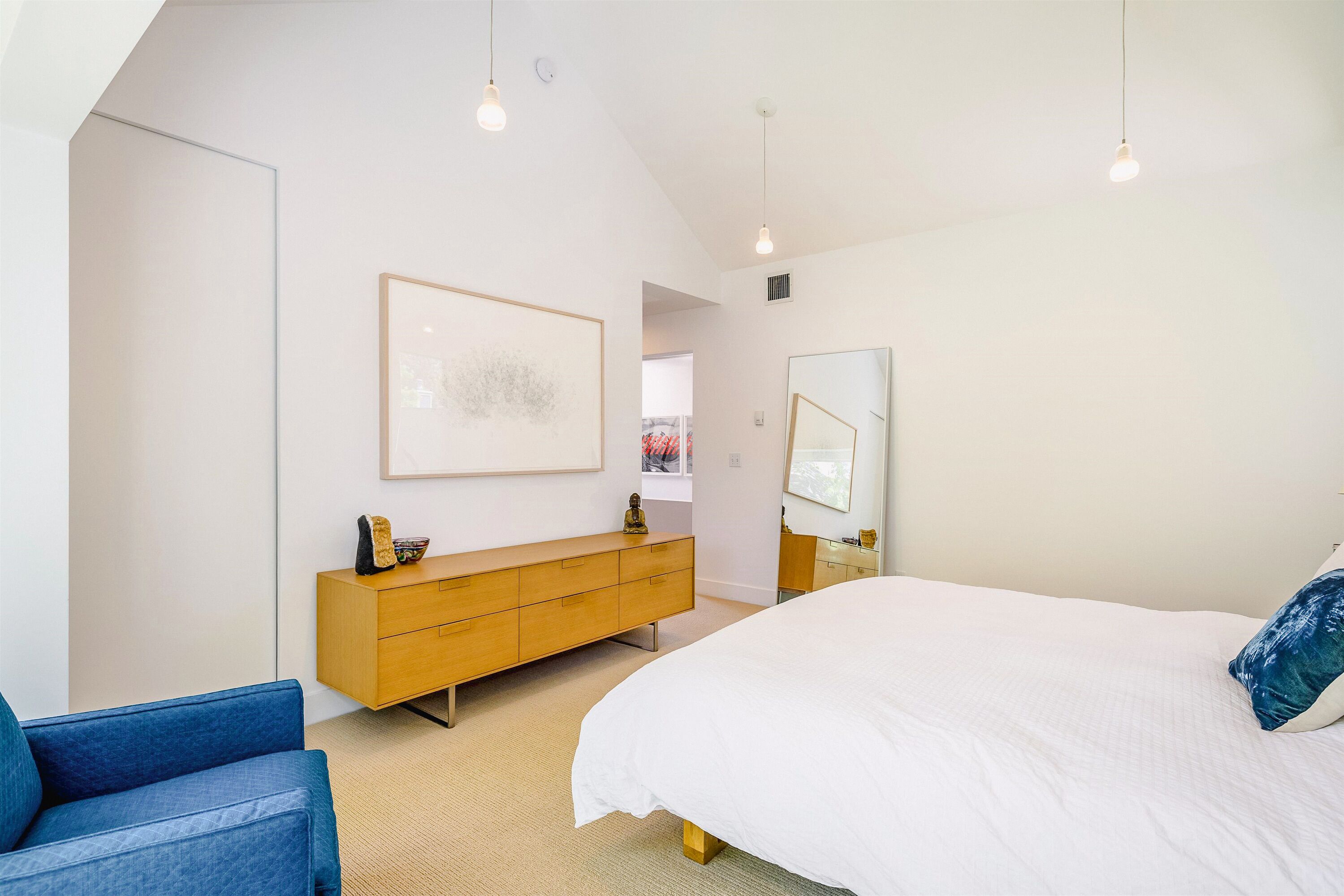 Primary bedroom: king bed, en suite bathroom (upper level)