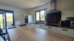 Fridge, microwave, oven, stovetop - La Terrasse: breathtaking view and heated swimming pool (Saint-Vincent-de-Barrès)