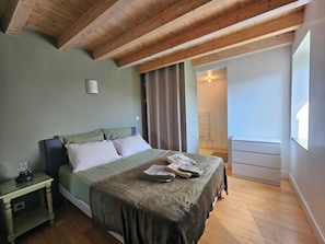 1 bedroom, bed sheets