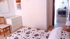 1 soveværelse, pengeskab på værelset, strygejern/strygebræt, weekendseng