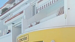 Ein Gebäude mit einer Rezeption, einer Treppe und einer Topfpflanze.