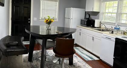 Charming 2-bedroom house in peaceful Lawrenceville with WiFi, AC