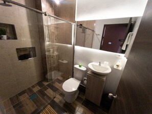 Serviettes fournies, savon, papier de toilette