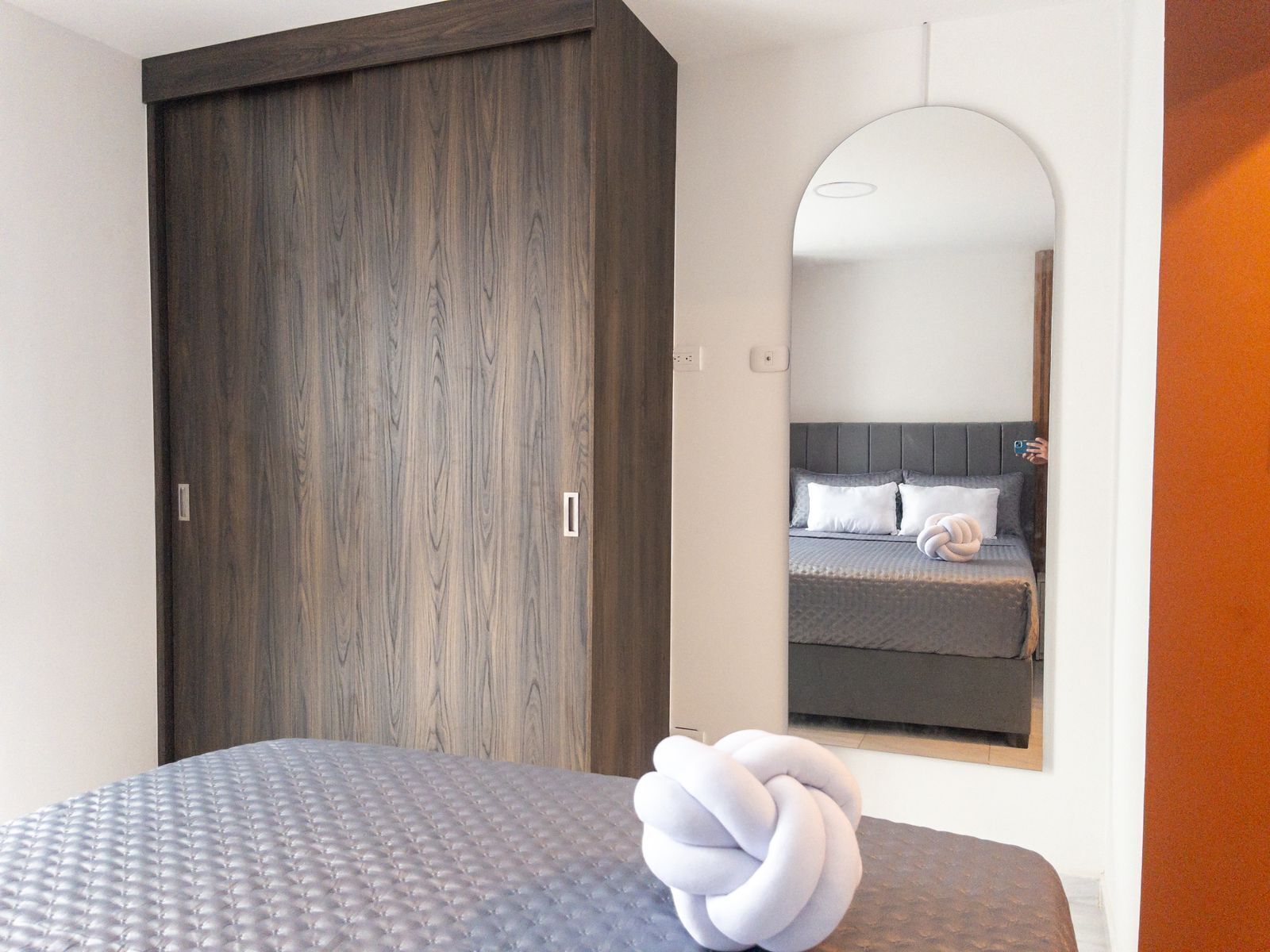 1 dormitorio, escritorio, tabla de planchar con plancha y wifi