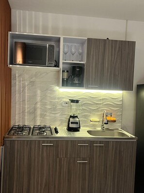 Een koelkast, een microgolfoven, een koffiezetapparaat/waterkoker