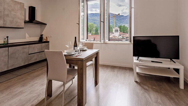 Una cocina moderna con comedor y televisor.