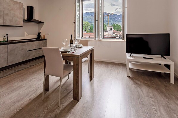 Dining - Modern Central Apartment | WiFi, Self Check-in, Mountain View, Work & Relax (Trento)