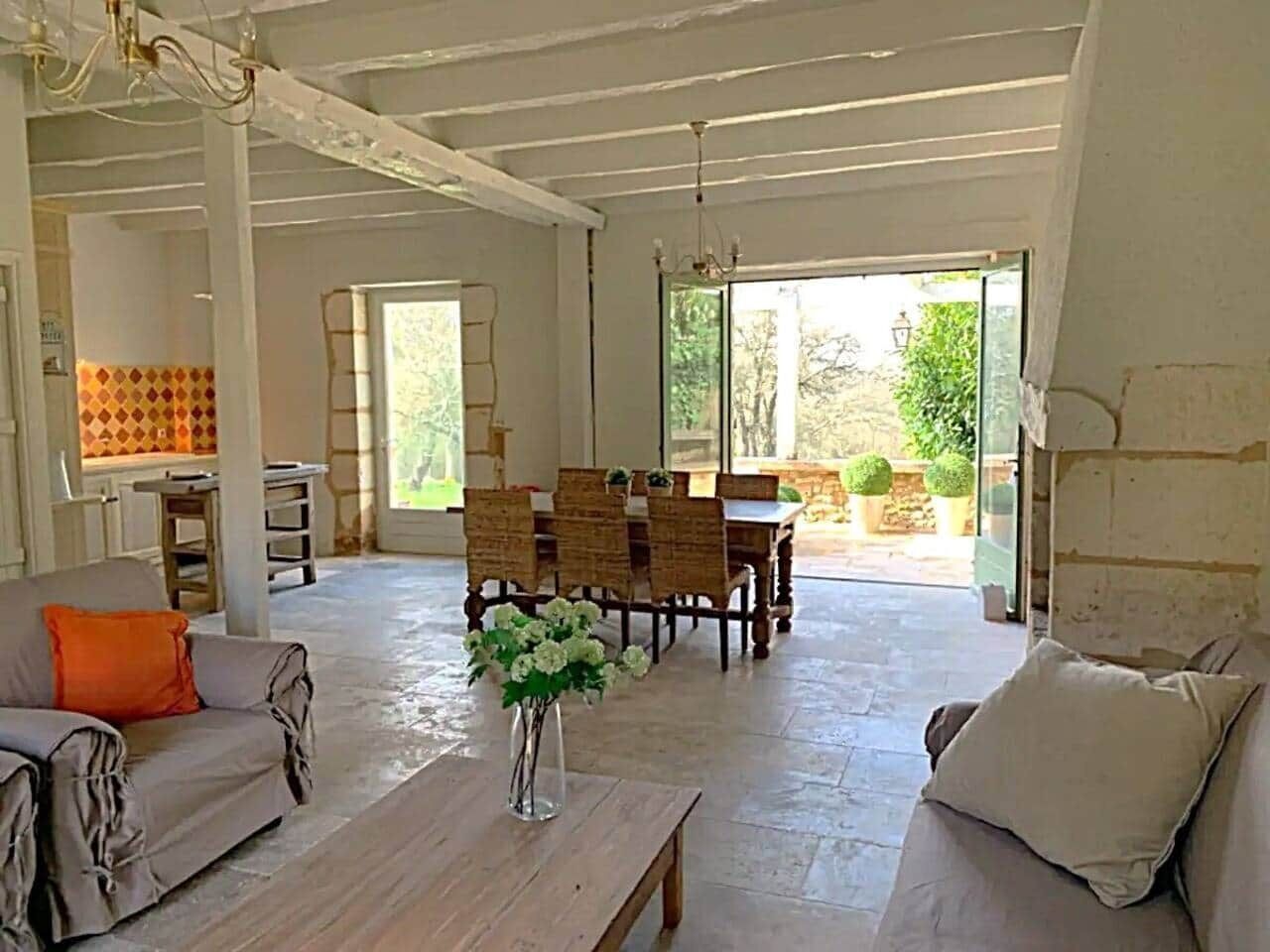 TV connectée, cheminée, table de tennis de table