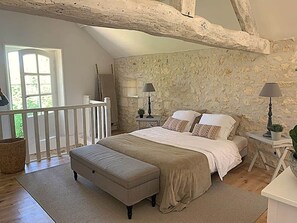 8 slaapkamers, een strijkplank/strijkijzer, wifi, beddengoed