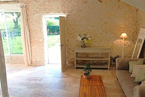 Smart TV, fireplace, ping pong