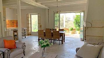 Smart TV, chimenea y tenis de mesa